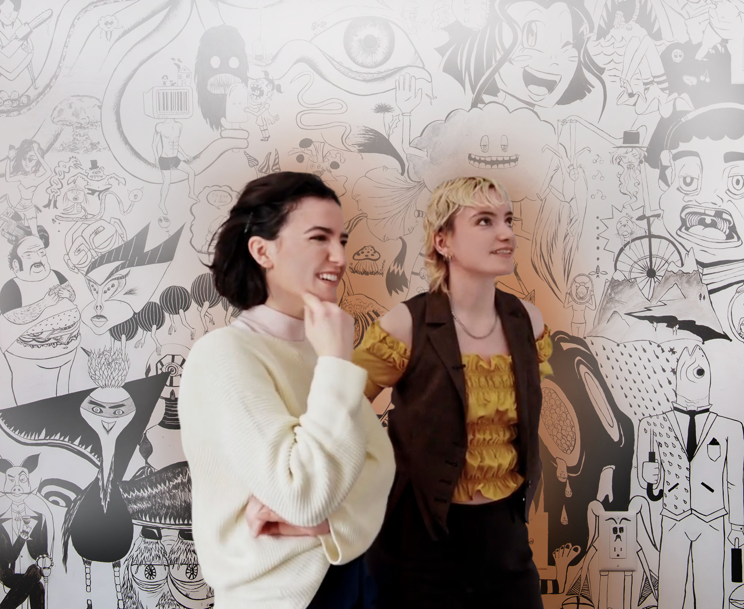 Cloé et Romane debout devant la murale qui a inspiré l’identité visuelle du site.